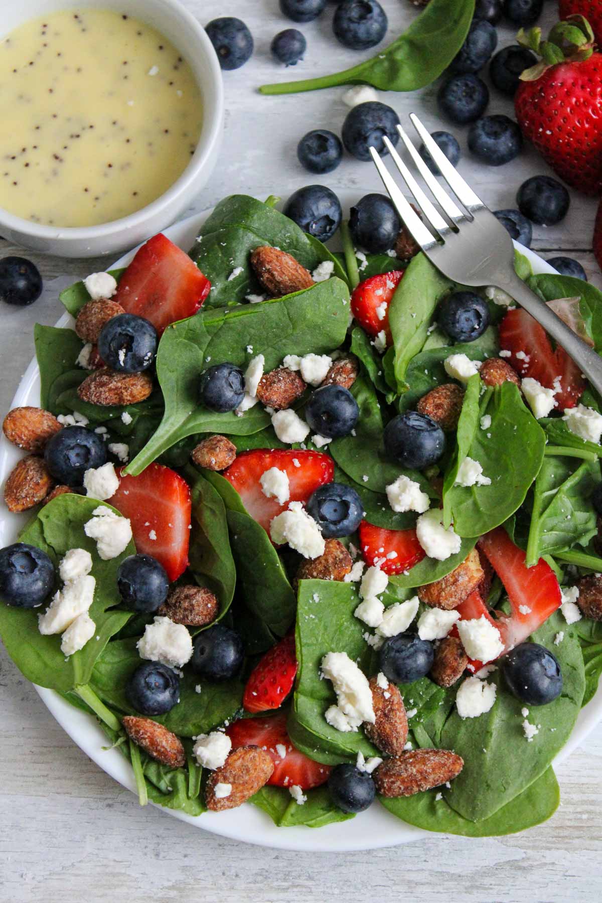Blueberry salad with candied almonds