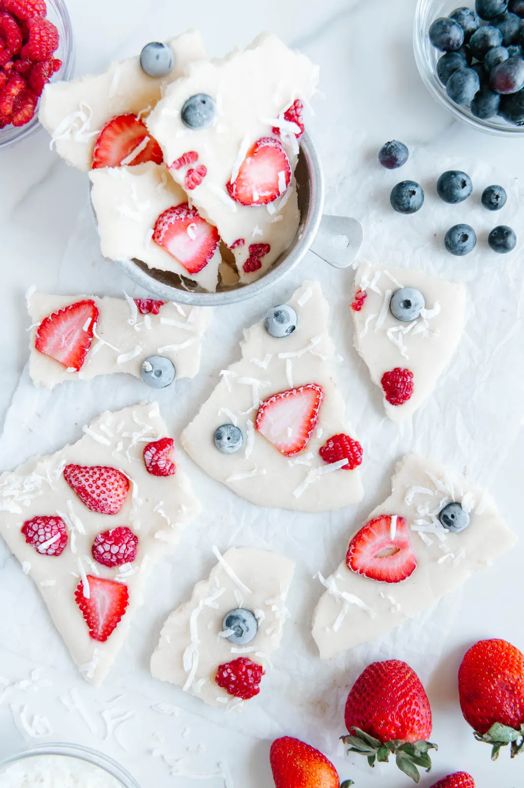 Vanilla frozen yogurt bark with berries