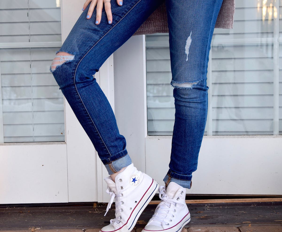 white converse and jeans outfit