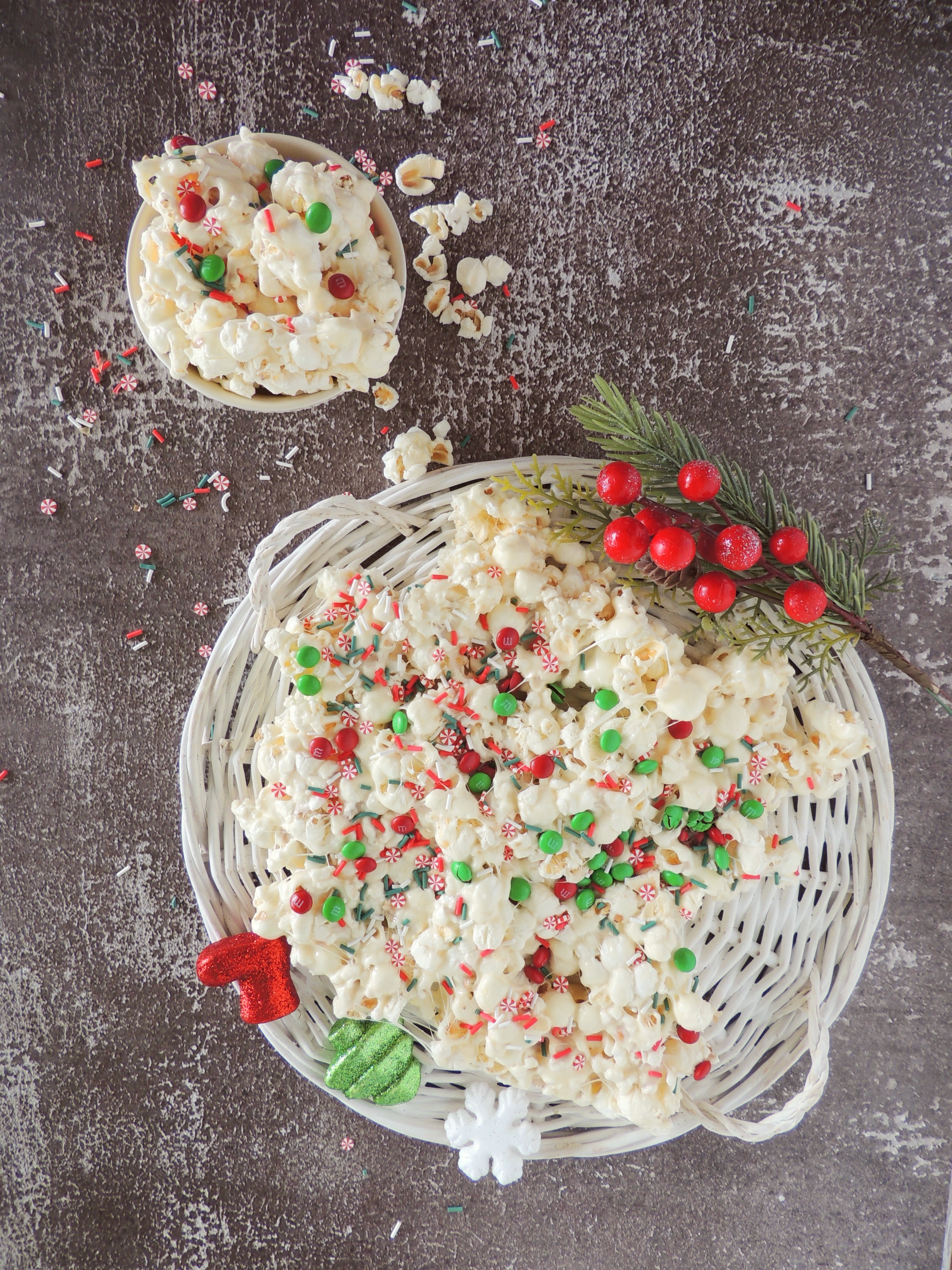 Easy Christmas Popcorn in a basket